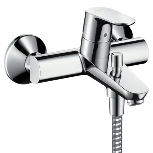 Chromfarbener Einhebel-Wannenmischer von Hansgrohe mit einem klaren, modernen Design und Anschluss für eine Handbrause.